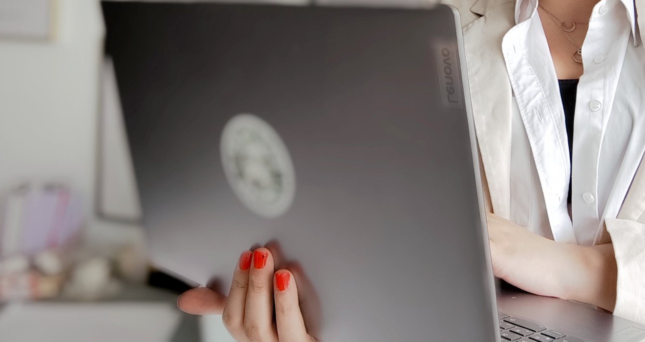 Plan de travail : ordinateur portable ouvert, en cours de traitement d’une demande