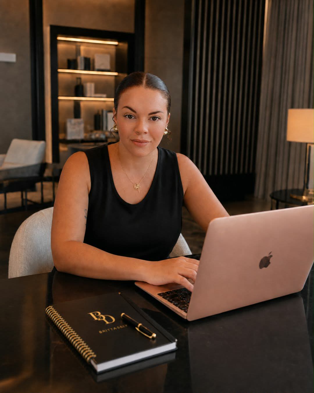 Brittany Dreano à son poste de travail, carnet BrittAssist et ordinateur